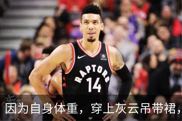 因为自身体重，穿上灰云吊带裙，看着特别充实