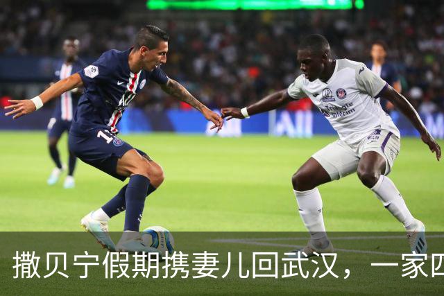 撒贝宁假期携妻儿回武汉，一家四口互动有爱，7岁龙凤胎长大好多